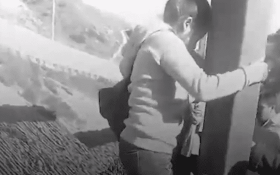 Padilla a été prise en vidéo en sautant par-dessus la clôture de la frontière alors qu'elle était enceinte de 8 mois l Photo : Facebook/Política Ya