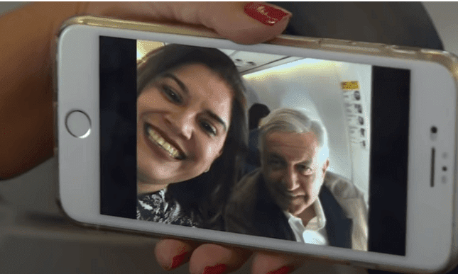 AMLO en compañía de dos personas, dentro del avión. | Imagen: YouTube / AFPES AMLO en compañía de dos personas, dentro del avión. | Imagen: YouTube / AFPES