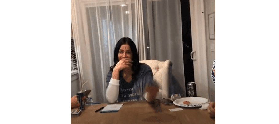 Dayanara Torres jugando cartas. | Imagen: Instagram / beaucaspersmart Dayanara Torres jugando cartas. | Imagen: Instagram / beaucaspersmart