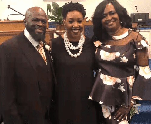 DeLauren McKnight between her mother and father | Photo: Good Morning America