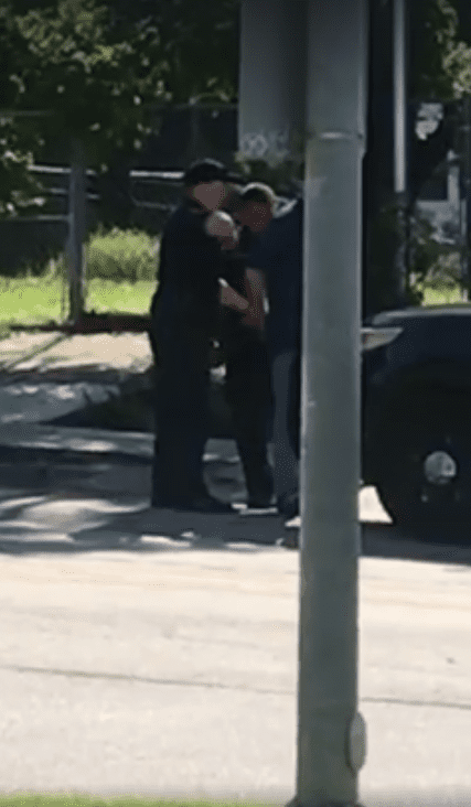 Policía detiene al propietario del perro. | Imagen: Facebook/Todd Rickman Policía detiene al propietario del perro. | Imagen: Facebook/Todd Rickman