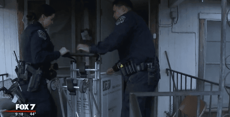Officers Chasity Salazar and Bino Cadenas delivering the heating unit | Photo: Fox 7 Austin