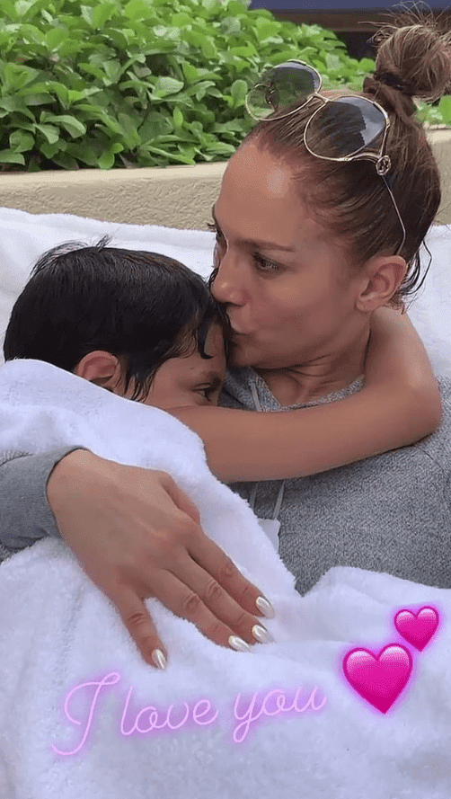 Jennifer Lopez enjoying downtime with twins Max and Emme Muniz in Chicago | Photo: Instagram/jlo