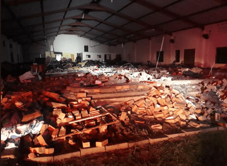 Pentecostal Holiness Church tras derrumbe de pared. | Imagen: Twitter/ _ArriveAlive