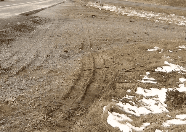 The tracks left by the victim's Chrysler Town and Country minivan | Photo: KDKA-TV
