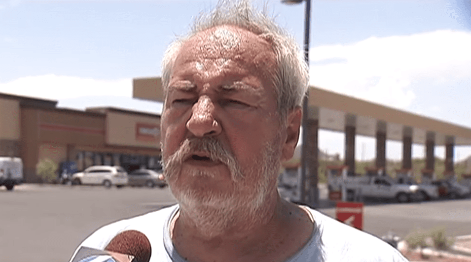Eddie Collins de Tucson, hablando con el reportero de News 4 sobre su perrita Jenny. | Imagen: YouTube/News 4 Tucson KVOA-TV