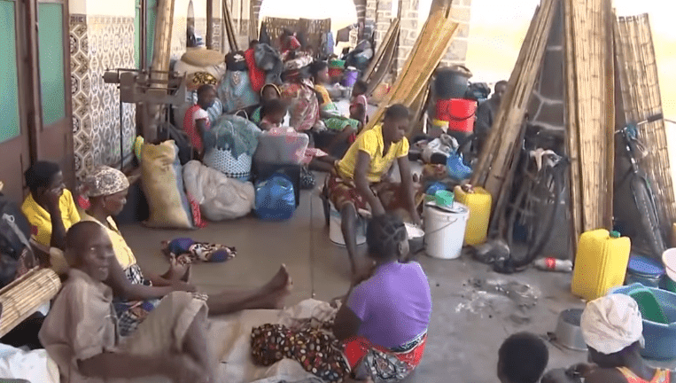 Hundreds of victims of Cyclone Idai at the railway station in Tica, Mozambique | Photo: BBC