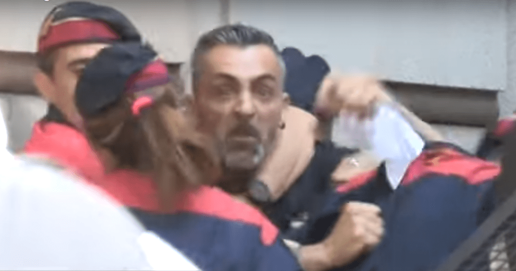 Momento en que tío de la víctima de "La Manada de Manresa" es frenado por funcionarios de Mossos d’Esquadra tras intentar agredir a uno de los acusados de violación. | Imagen: YouTube/El Mundo Momento en que tío de la víctima de "La Manada de Manresa" es frenado por funcionarios de Mossos d’Esquadra tras intentar agredir a uno de los acusados de violación. | Imagen: YouTube/El Mundo