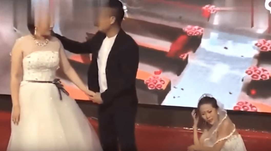 Frau crasht Hochzeit und Mann versucht zu schlichten | Quelle: YouTube/The AIO Entertainment