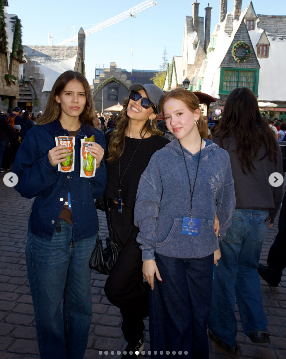 Jessica Alba and her two daughters visit Universal Studios Hollywood, as posted on January 3, 2025 | Source: Instagram.com/jessicaalba