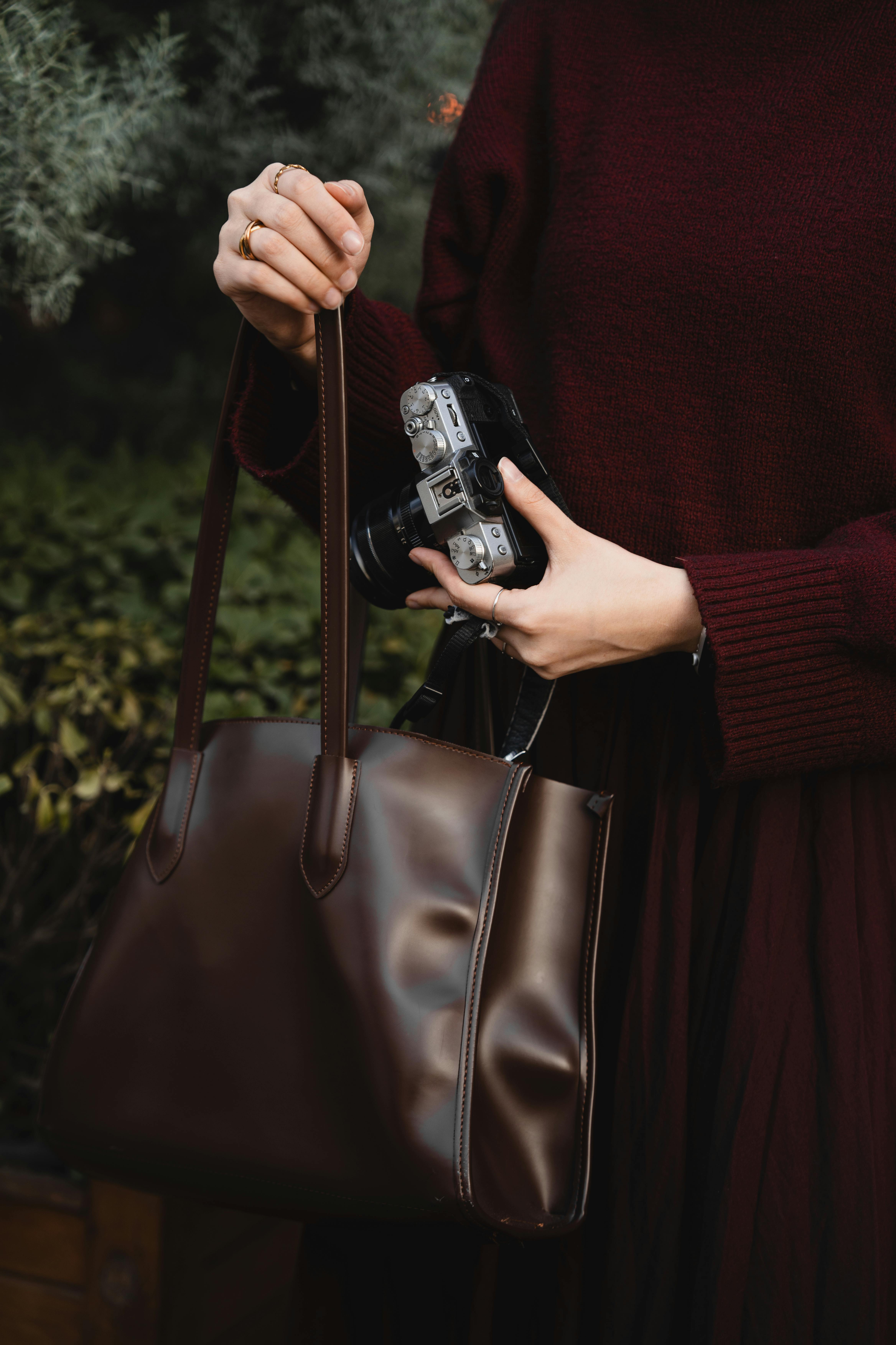 Leather tote bag | Source: Pexels