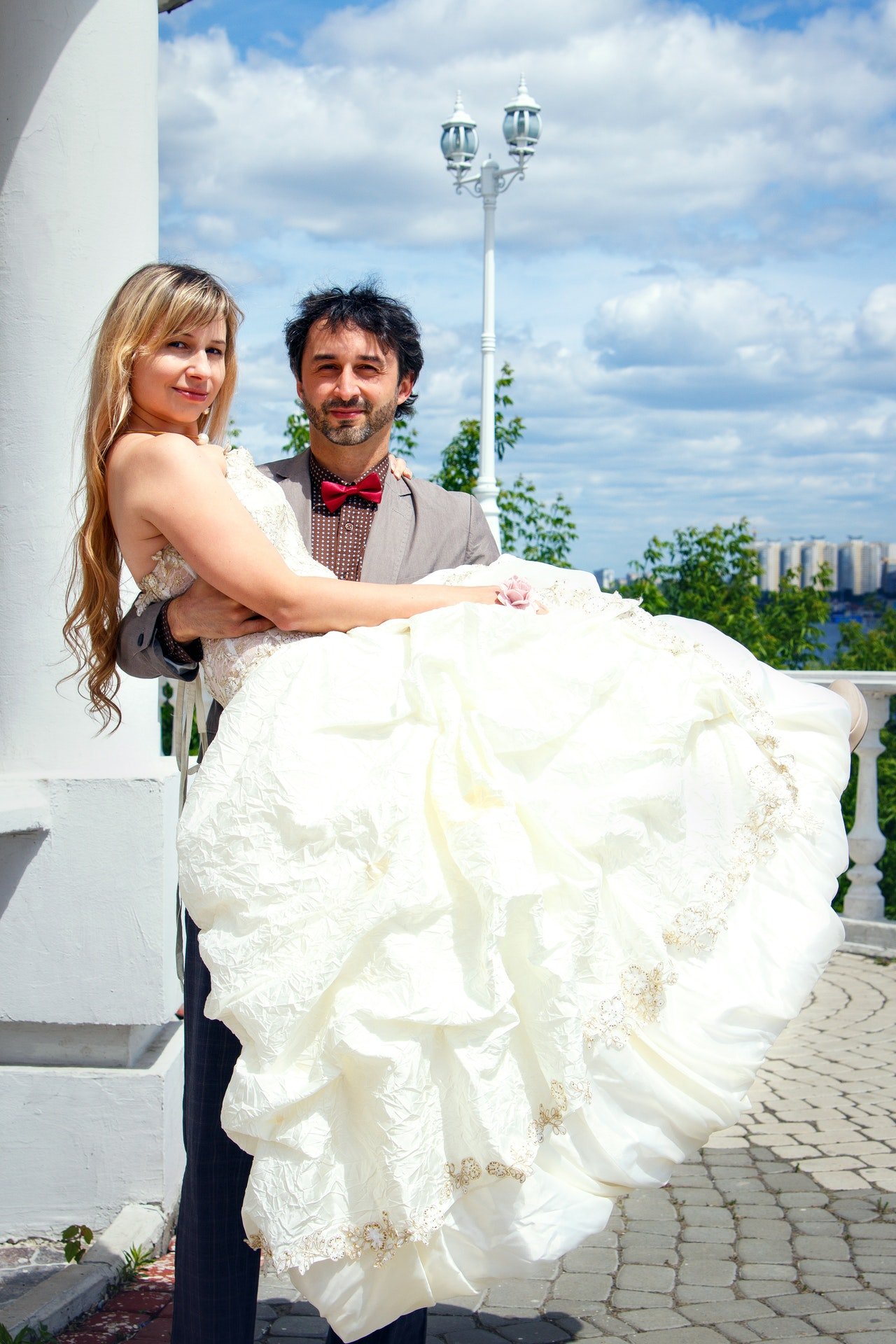 Un homme portant une femme dans une robe de mariée | Source : Pexels