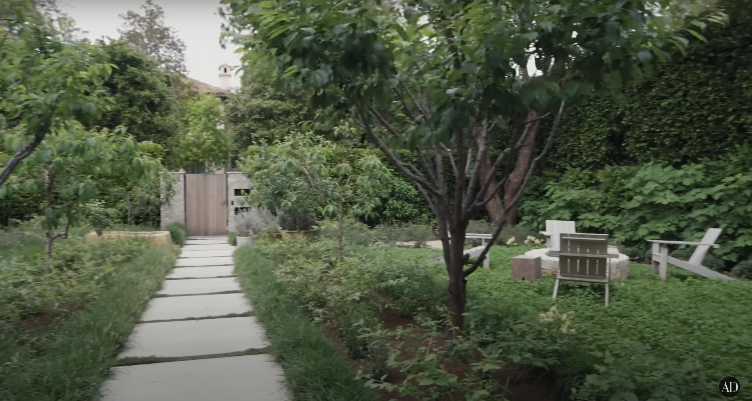 Jennifer Garners orchard, dated September 3, 2024 | Source: YouTube/@Archdigest