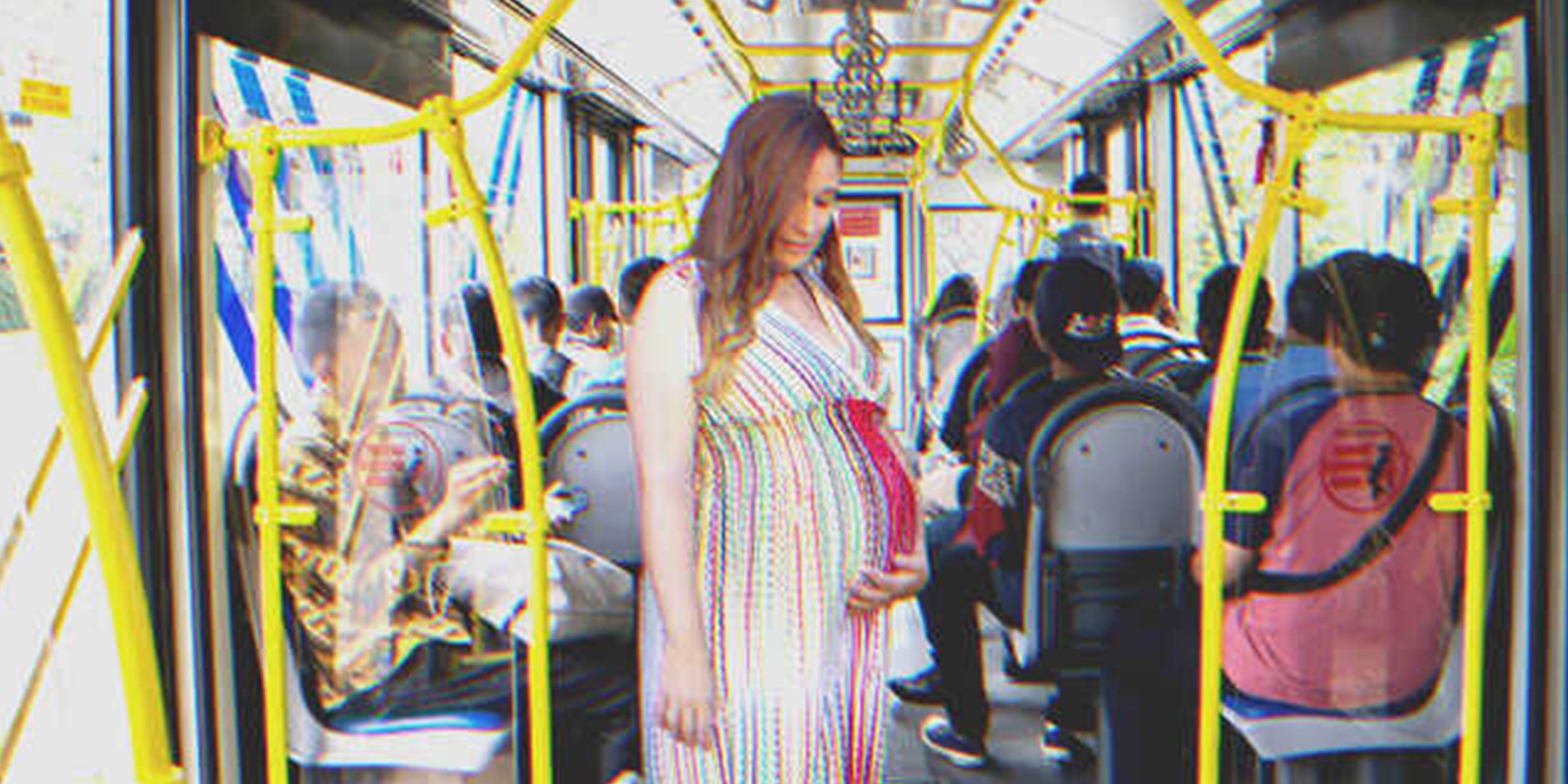 Mujer embarazada de pie en un autobús lleno | Foto: Getty Images | Shutterstock