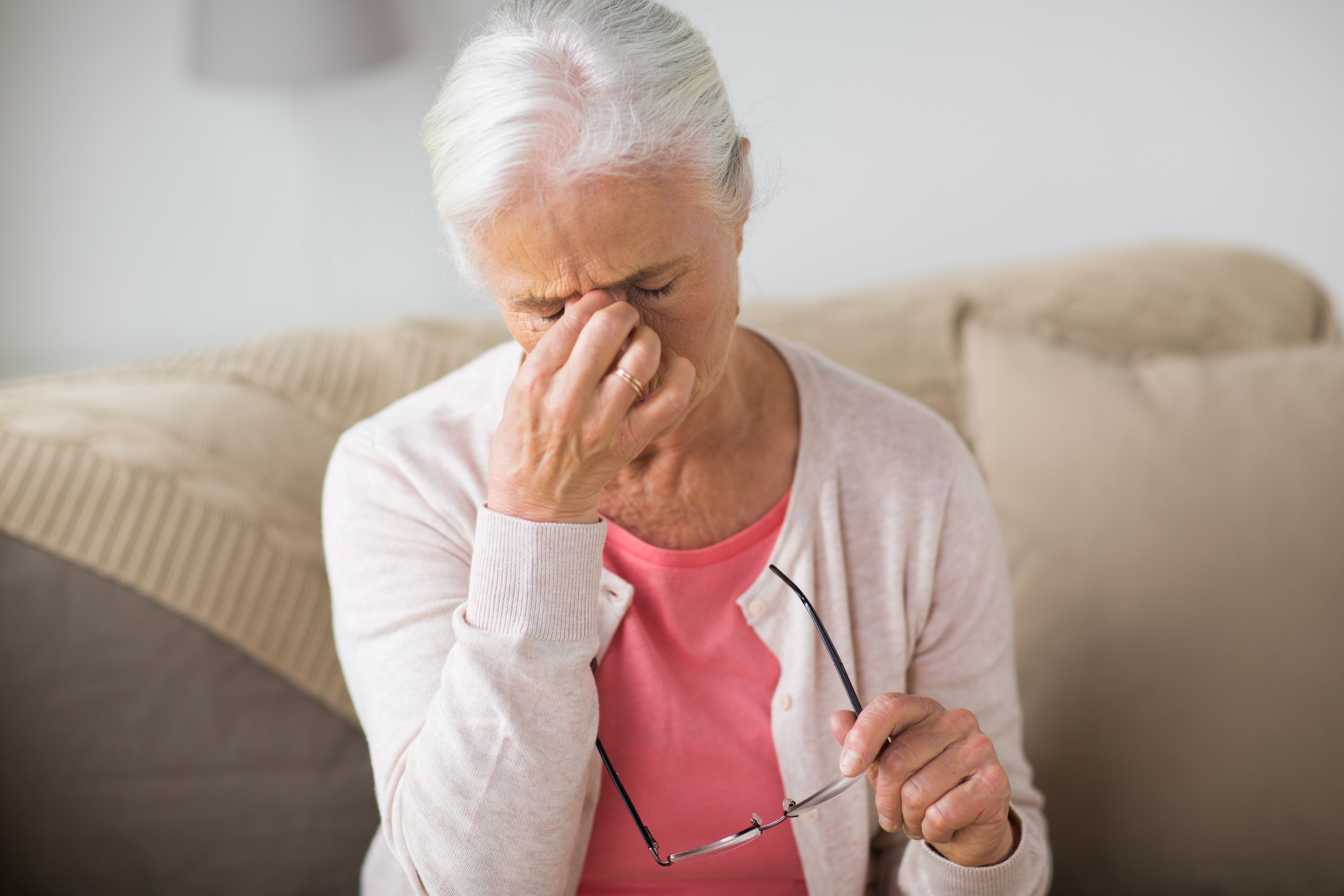 Anciana preocupada. | Imagen: Shutterstock