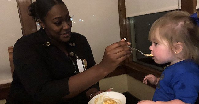 Waitress, Nianni Nani Rudder feeding Courtney Pedigo's daughter | Source: facebook.com/courtney.r.pedigo