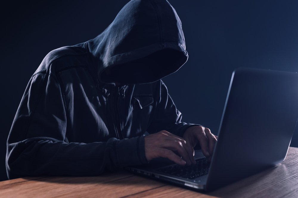 Cyber criminal and computer. | Photo: Shutterstock
