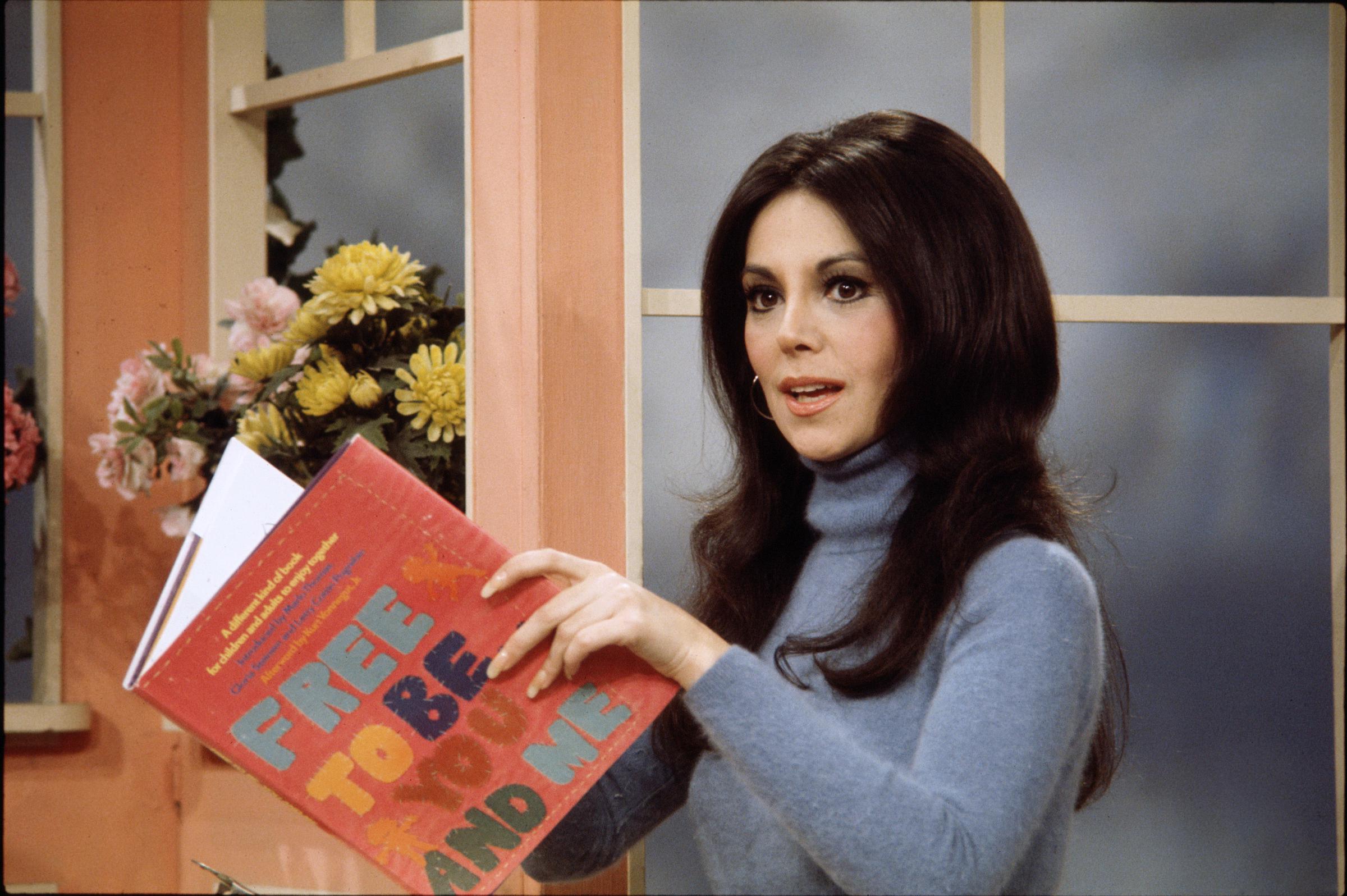 Marlo Thomas during an episode of "Captain Kangaroo," in which she appeared as a guest star in New York on December 13, 1974 | Source: Getty Images