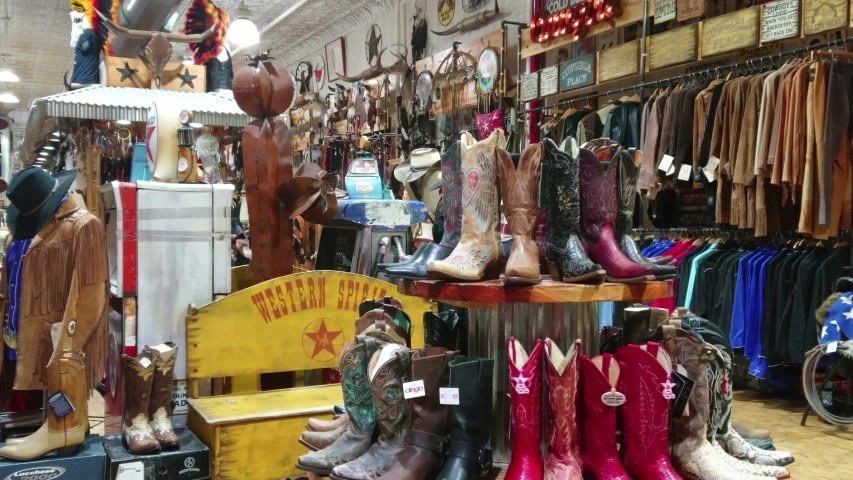 Pares de botas vaqueras exhibidas en una tienda. | Foto: Shutterstock
