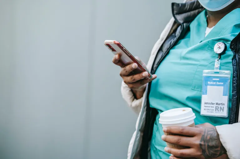 L'infirmière Becky était sur TikTok au lieu d'aider. | Source : Pexels
