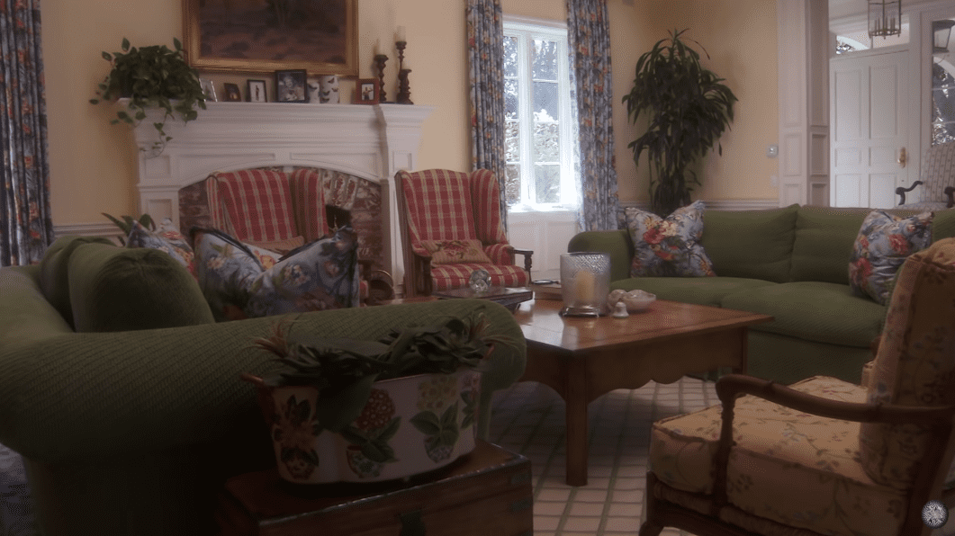 Die First Lady des Fernsehens, Betty White, führt durch ihre Villa und zeigt ihre Erinnerungsstücke und Hinterlassenschaften | Quelle: Youtube/kinetictv