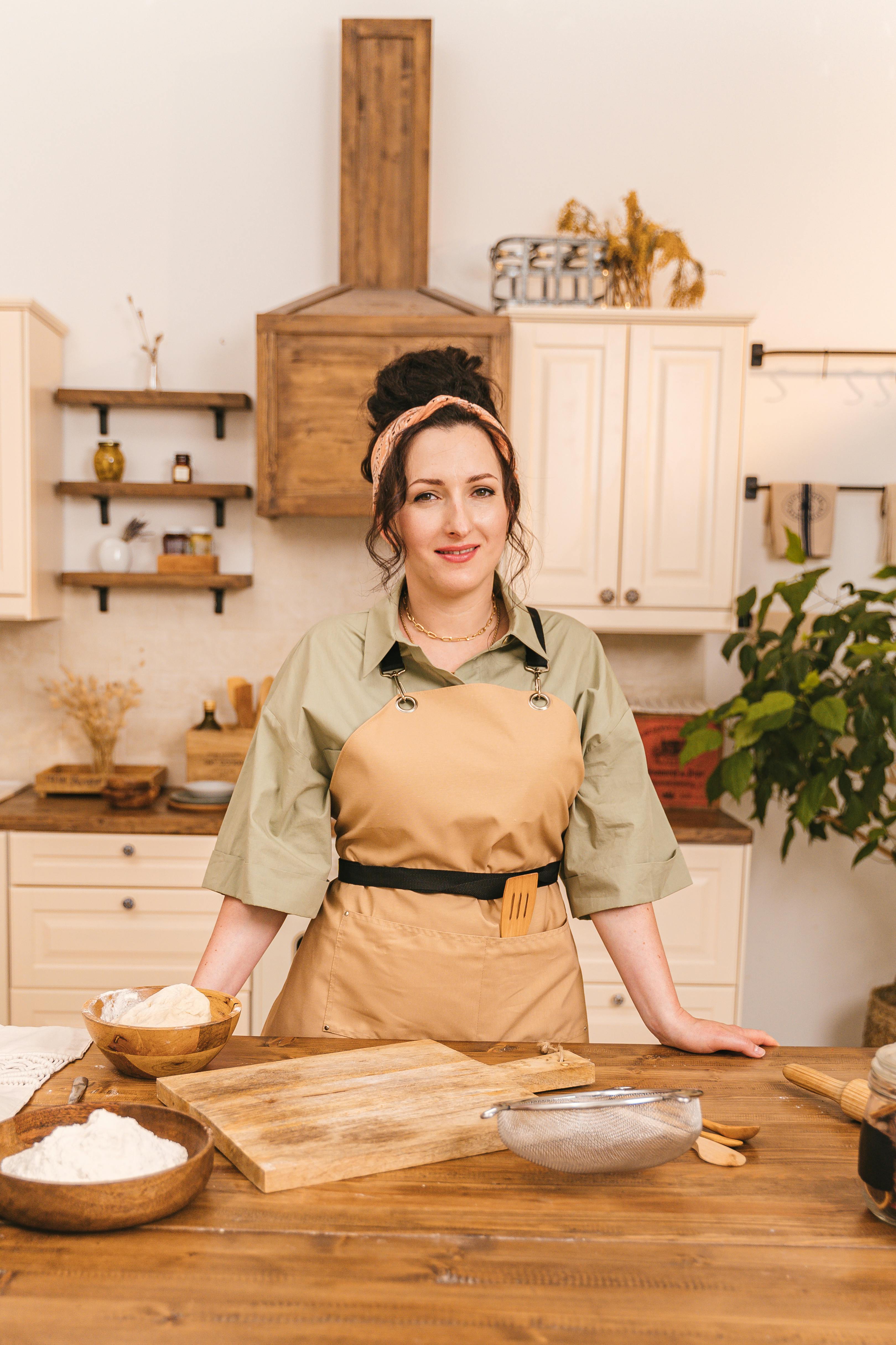 A woman in a kitchen | Source: Pexels