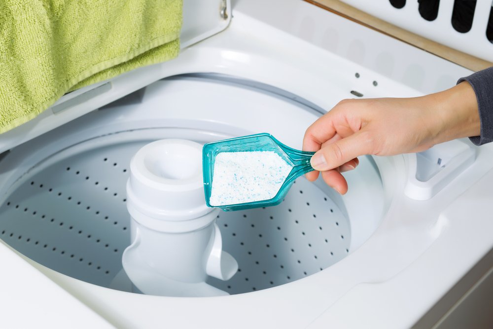 Poner detergente en la lavadora. | Foto: Shutterstock.