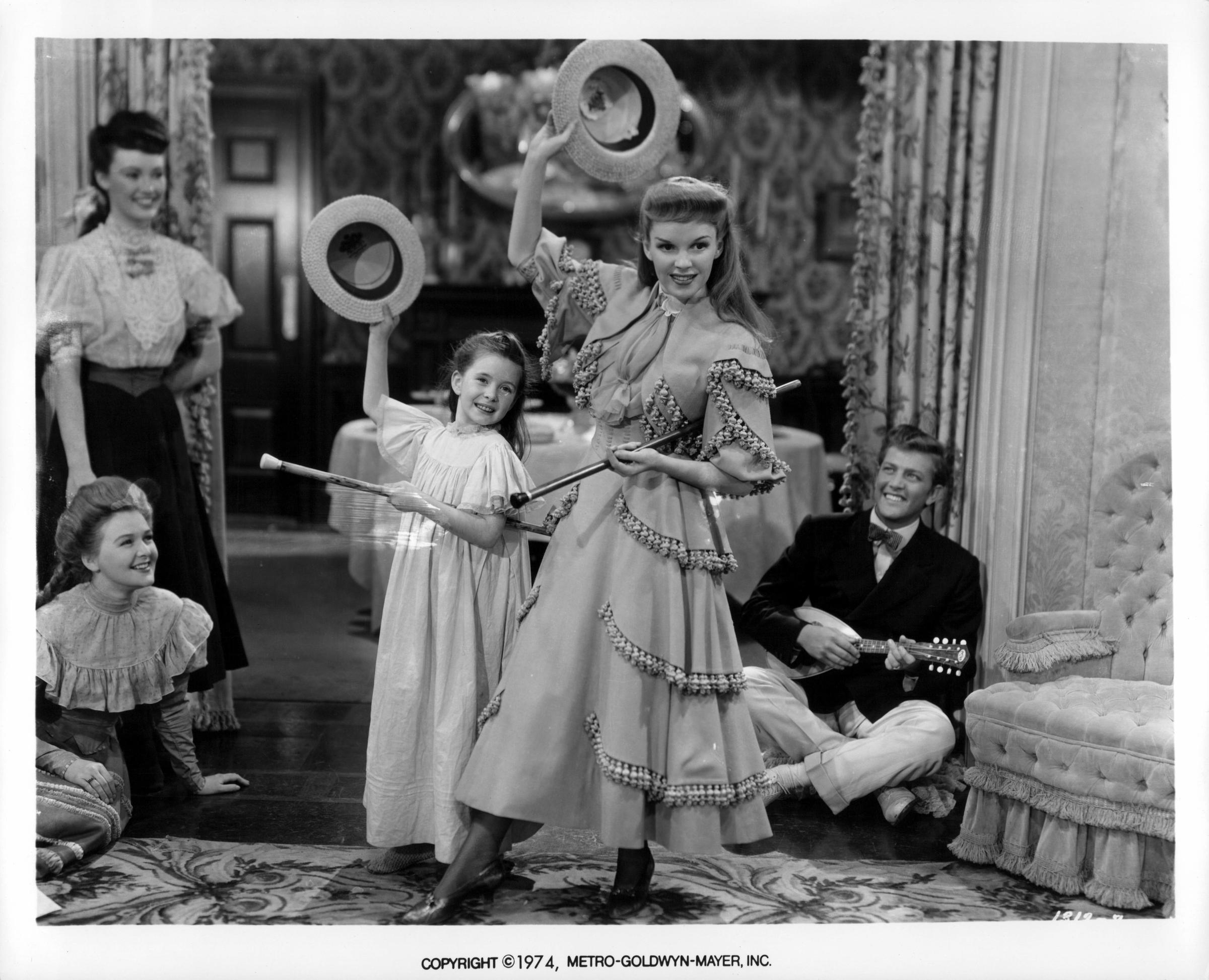 The actress, Judy Garland and fellow cast members on the set of "Meet Me in St. Louis," 1944 | Source: Getty Images