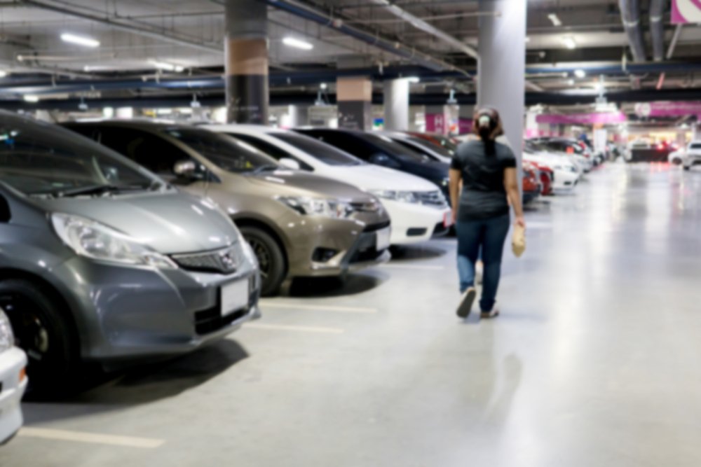A garage with several packed cars | Photo: Shutterstock