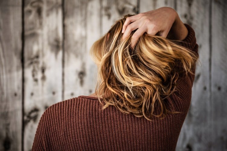 Une femme de dos avec des cheveux taillés au bout | Photo : Unsplash Une femme de dos avec des cheveux taillés au bout | Photo : Unsplash