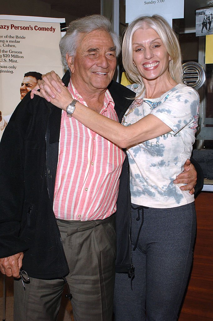 Peter Falk und seine Frau Shera Danese am 14. Oktober 2005 in Santa Monica, Kalifornien. | Quelle: Getty Images