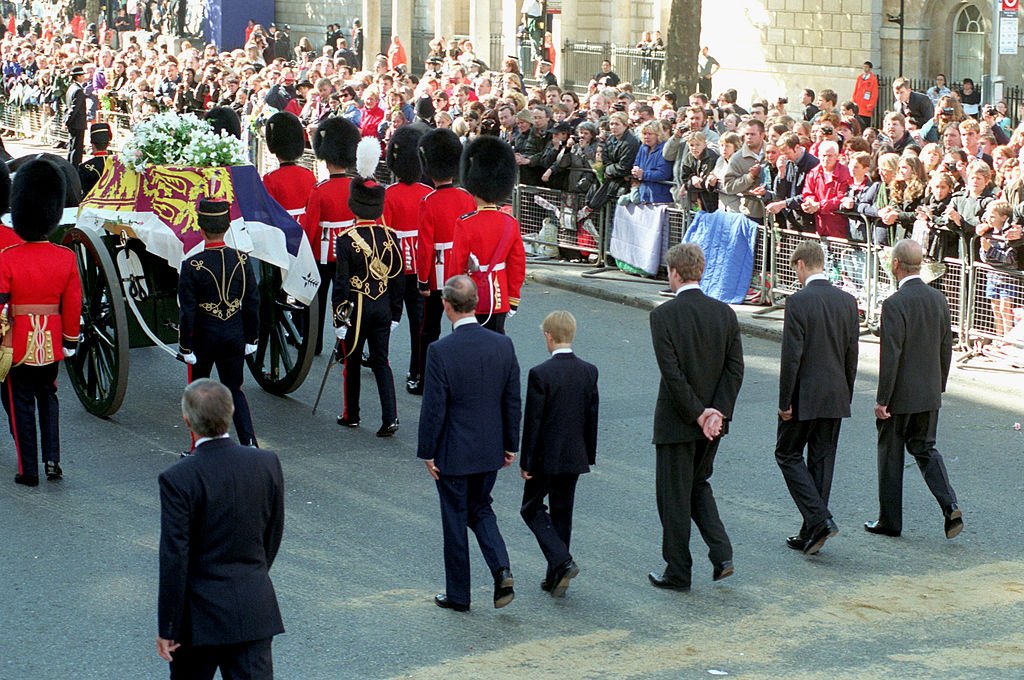 El príncipe Charles, el príncipe Harry, el conde Spencer, el príncipe William y el príncipe Felipe, duque de Edimburgo, siguen el ataúd de Diana el 6 de septiembre de 1997. | Foto: Getty Images