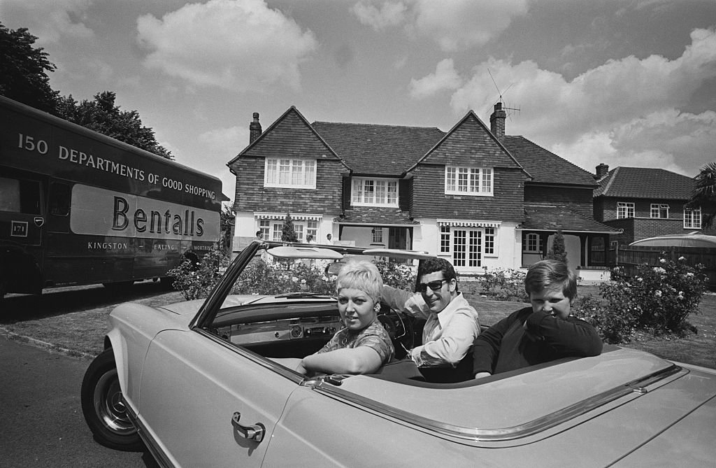 Tom Jones with his wife Melinda Trenchard and their son Mark as they move into their new home in Sudbury, 1967 | Photo: Getty Images