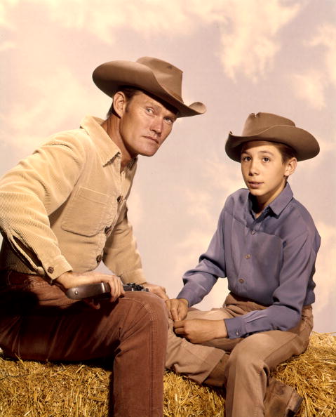 Chuck Connors and Johnny Crawford pictured in 1961. | Photo: Getty Images