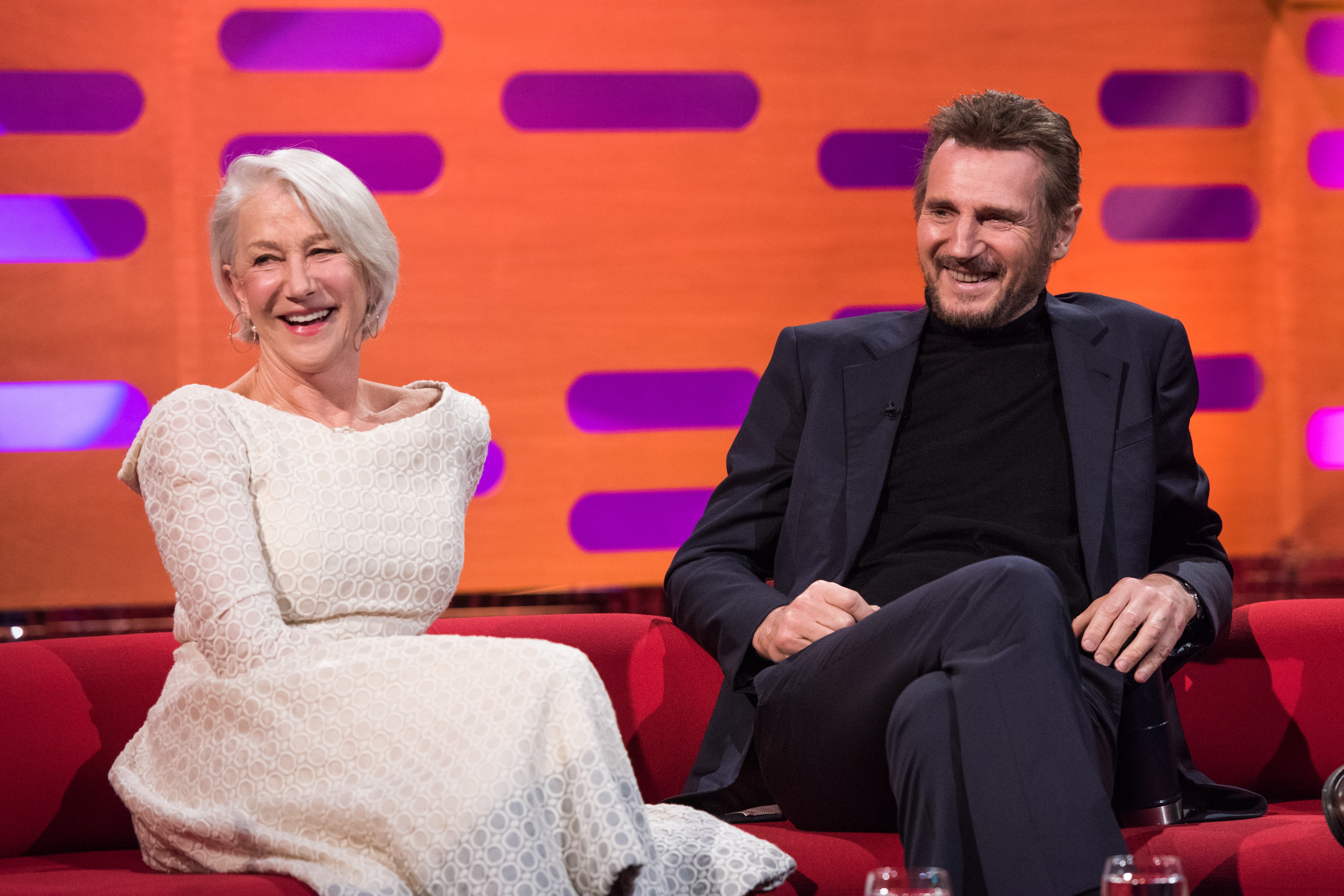 Die Hollywood-Größen Helen Mirren und Liam Neeson während eines Auftritts in der "Graham Norton Show" in den Londoner Studios, Südlondon. | Quelle: Getty Images