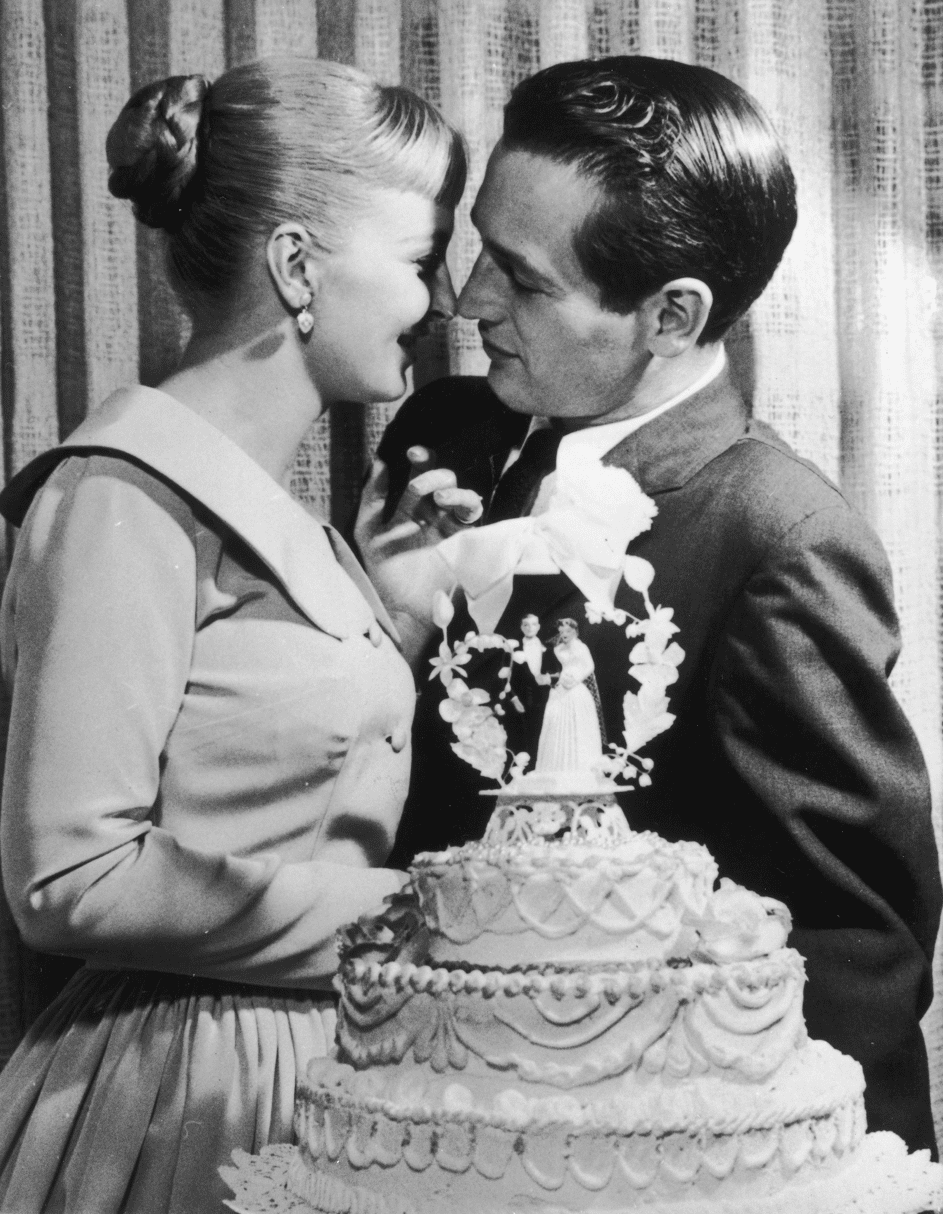 Paul Newman und Joanne Woodward an ihrem Hochzeitstag, 1958. | Quelle: Getty Images