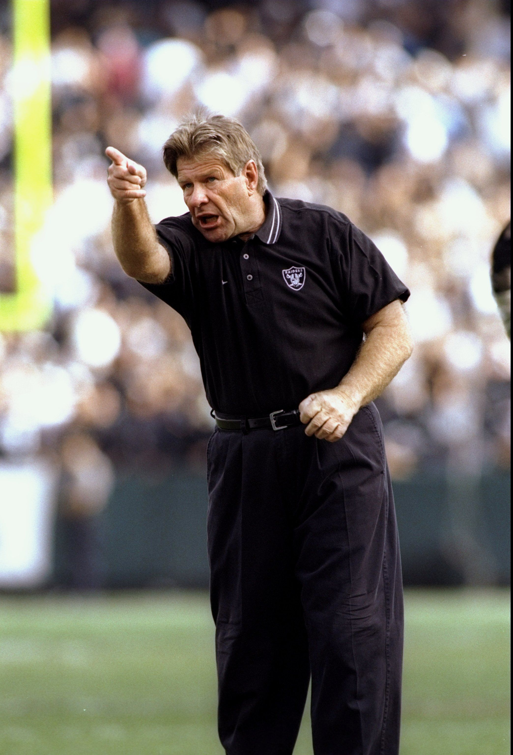 Joe Bugel gestures from the sidelines during a game of the Oakland Raiders against the Denver Broncos at the Oakland Alameda County Coliseum on October 19, 1997 | Photo: Getty Images