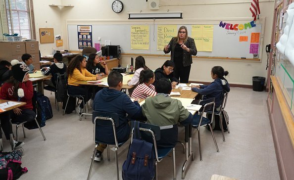 The LAUSD's chief academic officer teaching a group of students at El Sereno Middle School  | Photo: Getty Images