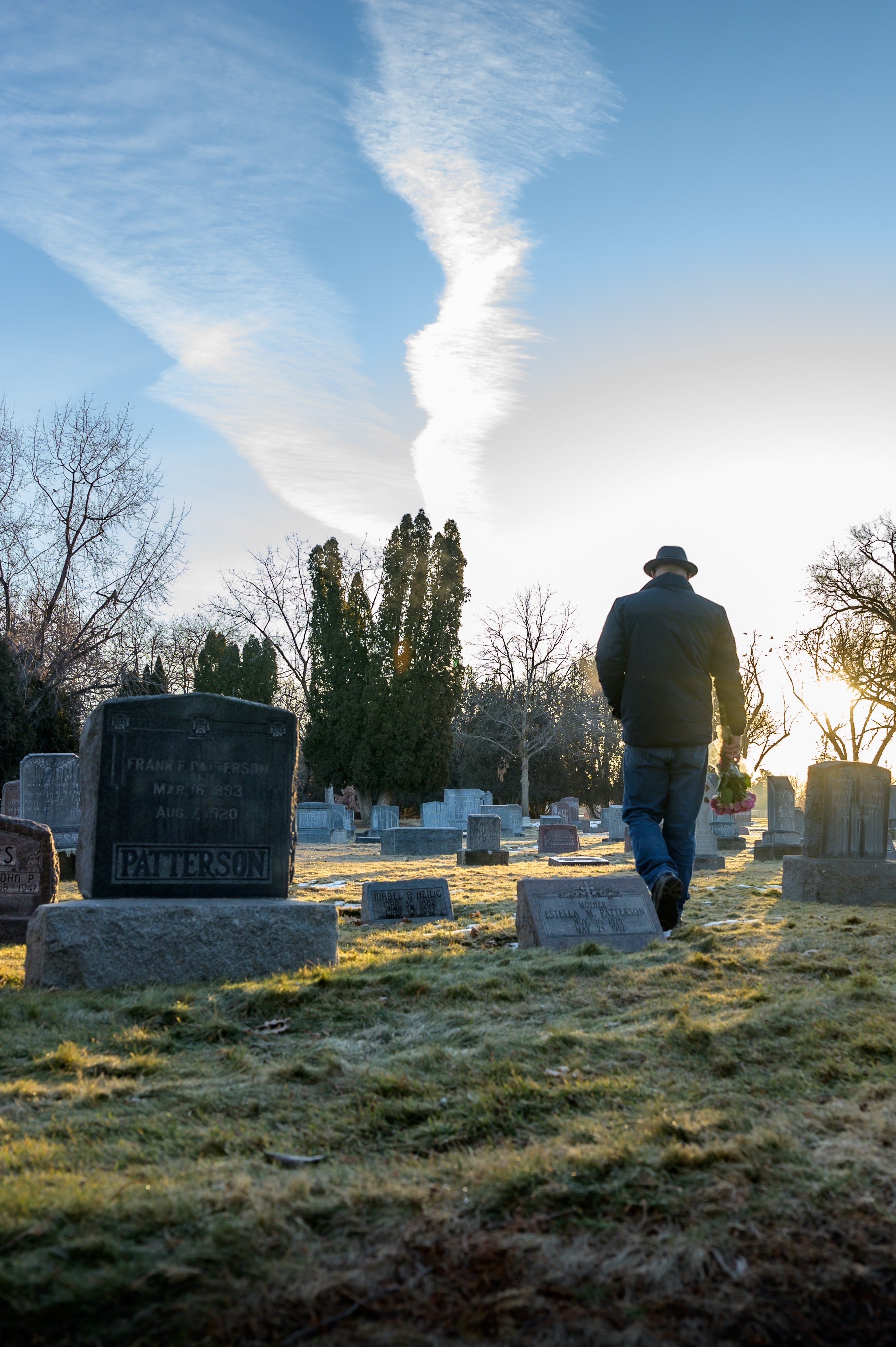 After an hour, another man was passing by, and he also fell into the open grave. | Photo: Pexels