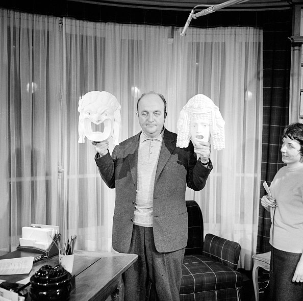 Bernard Blier tenant deux masques pendant l'émission "Close-up". (Photo par Philippe Bataillon\INA via Getty Images) Bernard Blier tenant deux masques pendant l'émission "Close-up". (Photo par Philippe Bataillon\INA via Getty Images)