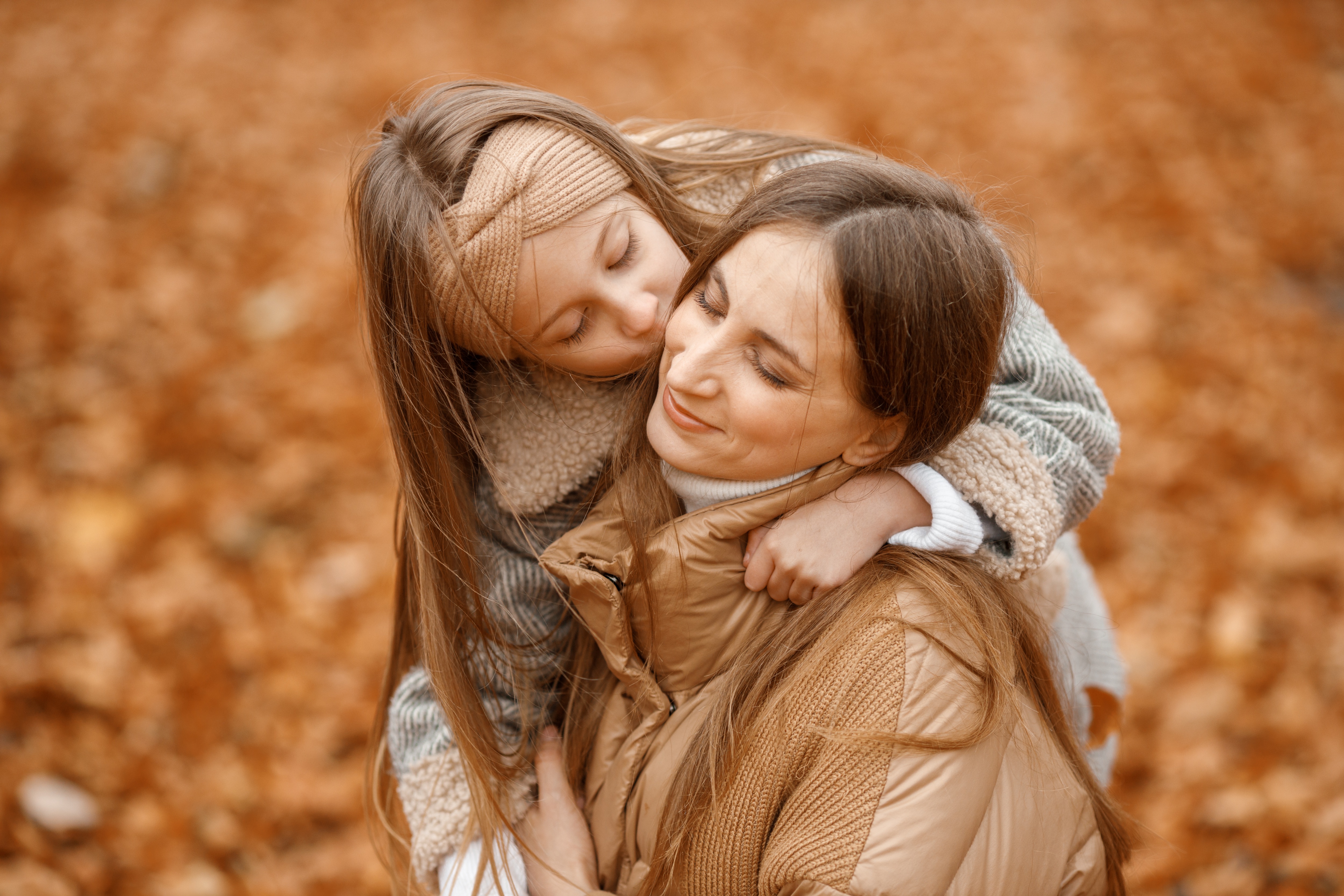 A girl kissing her mother | Source: Freepik