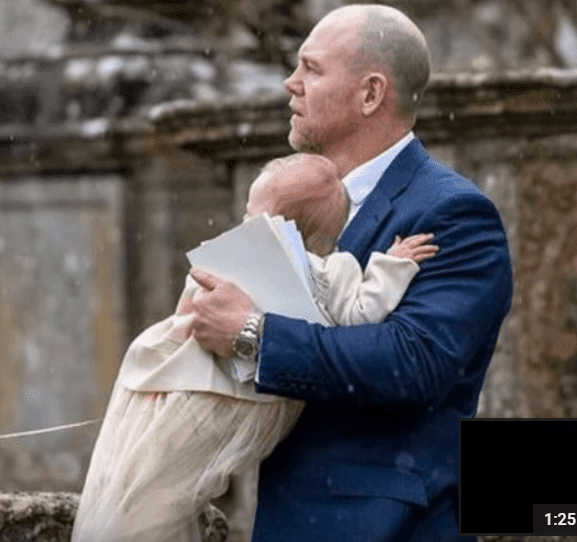 Mike Tindall avec sa fille Lena dans ses bras, le 17 mars 2019, à Cherington (Gloucestershire) | Photo : Youbute/infoceleb 101