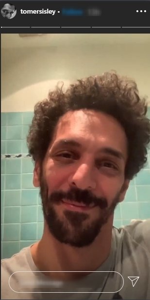 Tomer Sisley dans sa salle de bain | Photo : Instagram