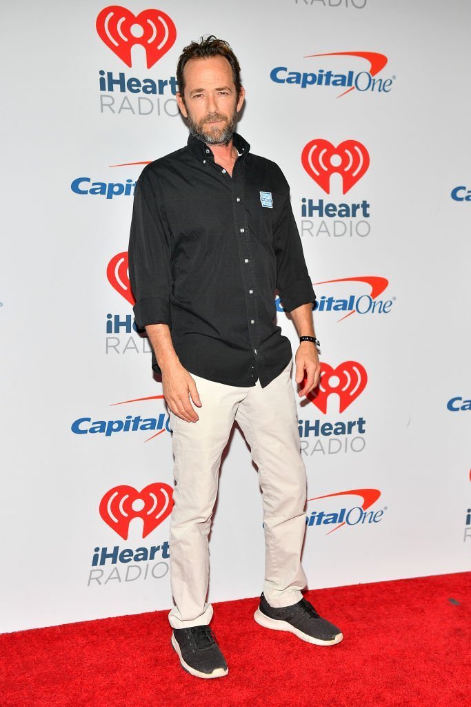 Luke Perry arrive au iHeartRadio Music Festival l’année dernière | Source: Getty Images