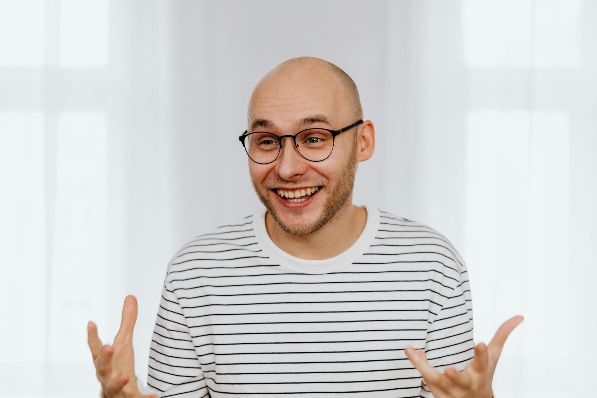 A man laughing | Source: Pexels