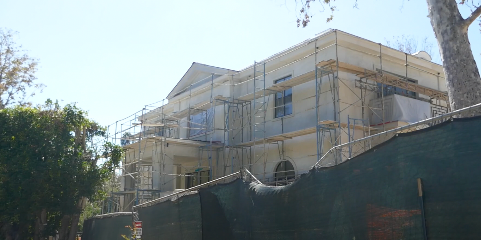 Joyce DeWitt's former home pictured on August 27, 2022 in Beverly Hills, California | Source: YouTube/barryking