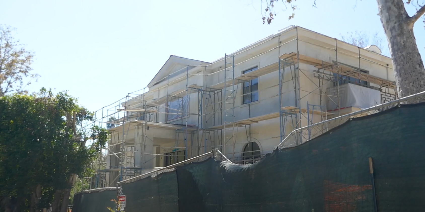 Joyce DeWitt's former home pictured on August 27, 2022 in Beverly Hills, California | Source: YouTube/@barryking