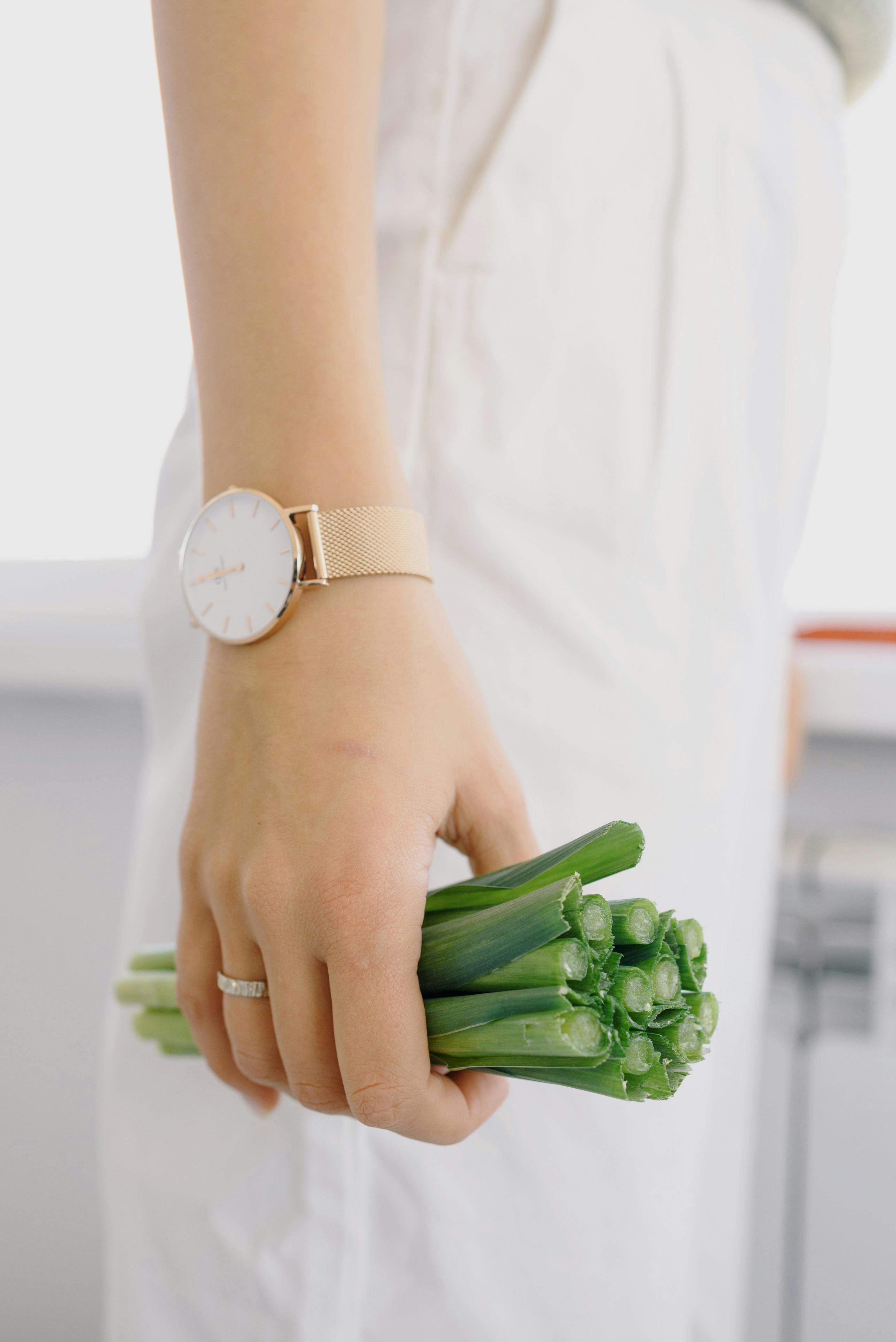 Jennifer takes stock of her remaining groceries, noticing the untouched celery | Source: Pexels.