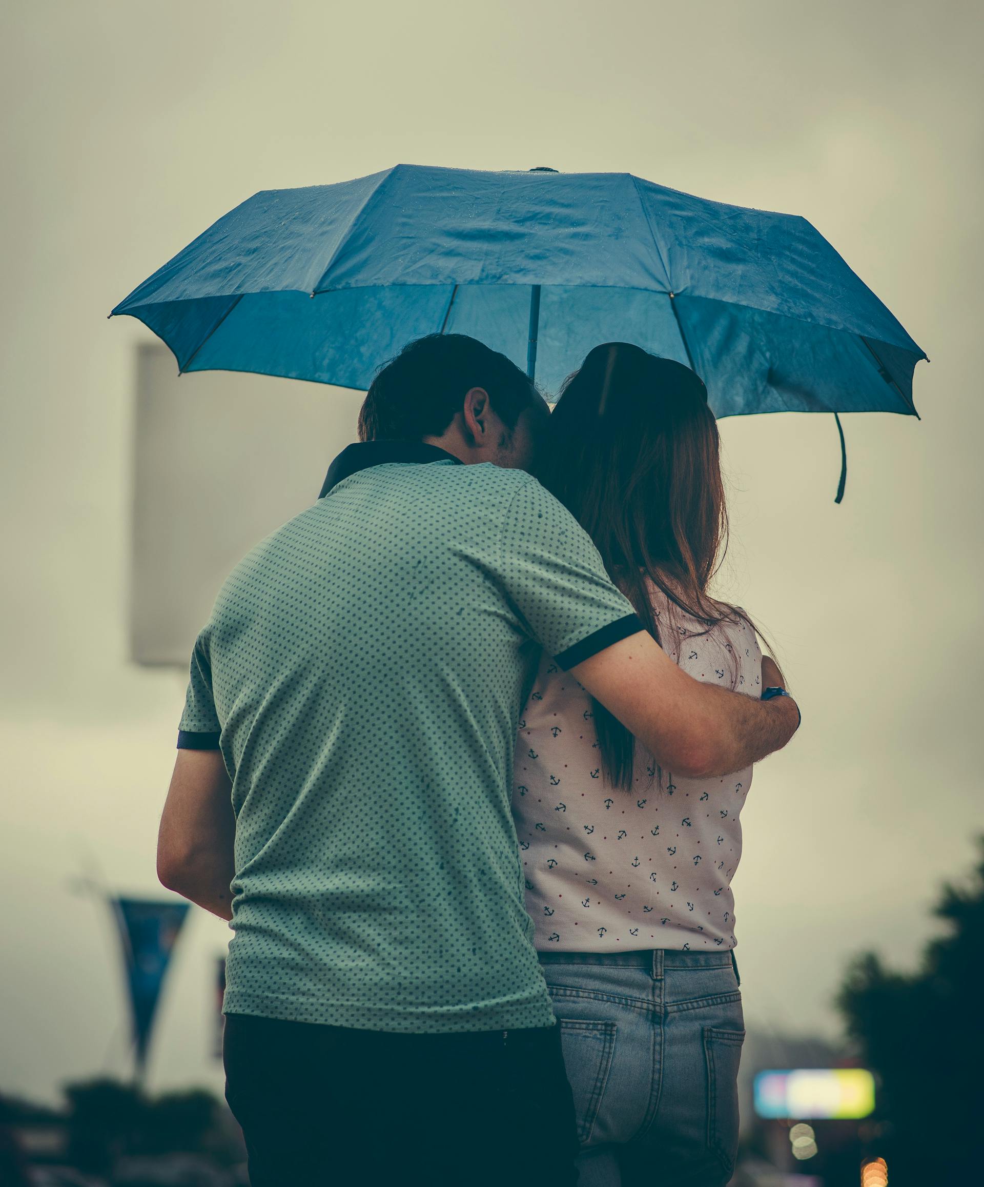 A couple standing under an umbrella | Source: Pexels