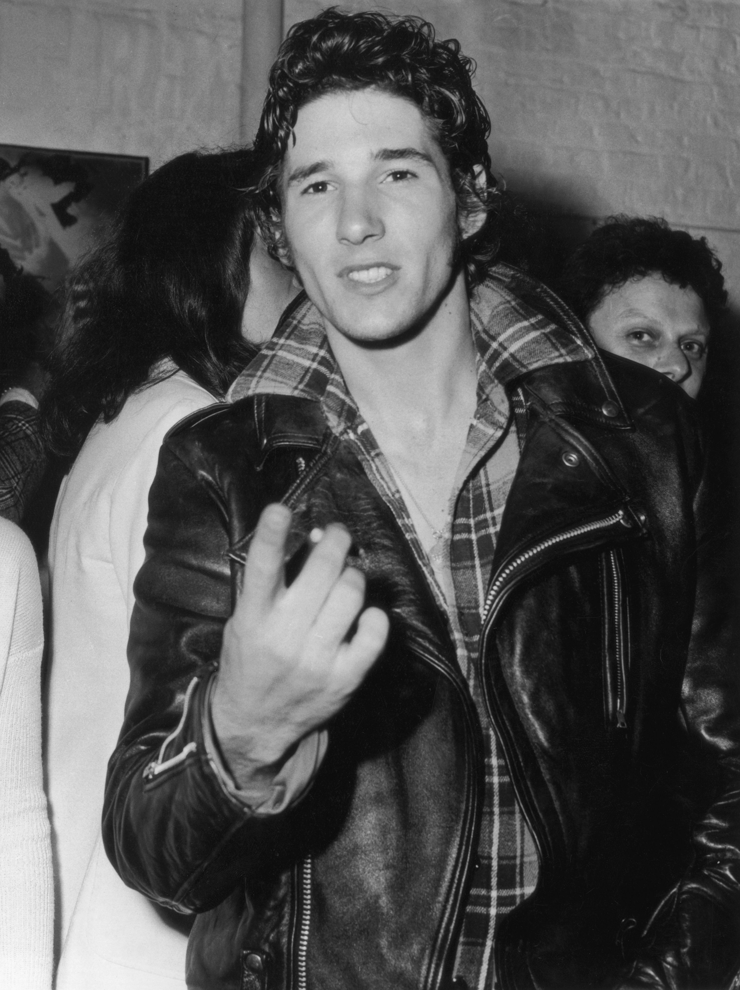 Der amerikanische Schauspieler Richard Gere auf einer Party im Rock Studio in der King's Road in London. Gere spielt derzeit in der Londoner Bühnenproduktion von 'Grease'. (Foto von Evening Standard) | Quelle: Getty Images
